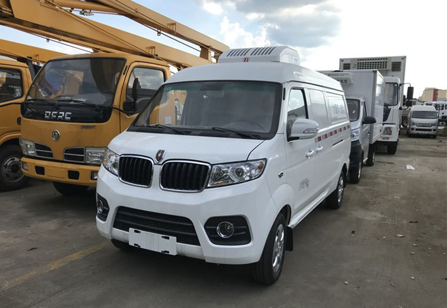 國(guó)六金杯X30L面包冷藏車(chē)